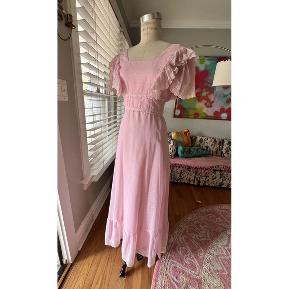 Beautiful 1970s Long Pink Pin Dot Dress With Eyelet Trim By Alyce Designs - M - Picture 1 of 11